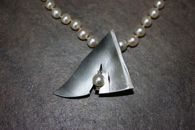 Neck jewellery by Elisabeth Soppelsa - Sterling Silver, Pearls and Diamond