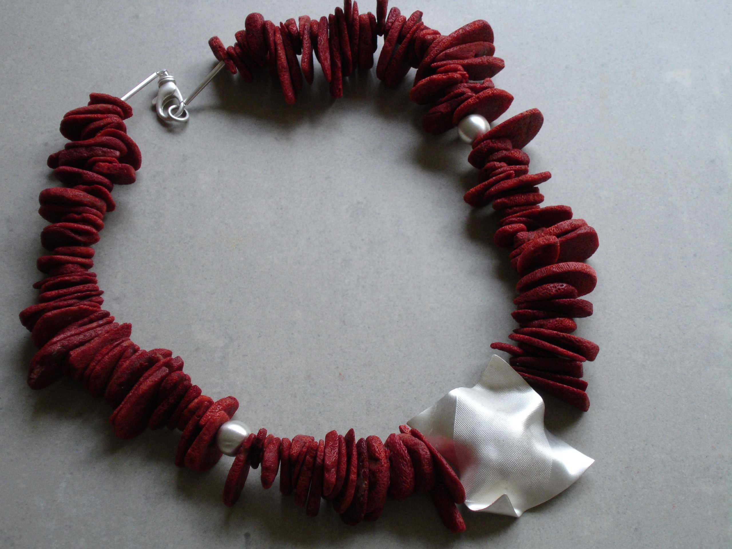 Neck jewellery by Elisabeth Soppelsa - Fine Silver and Coral