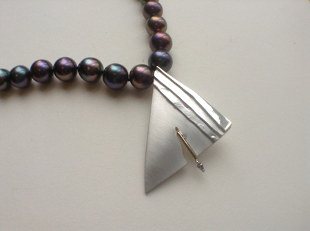 Neck jewellery by Elisabeth Soppelsa - Peacock Pearls, Sterling Silver, 18 k Gold & Diamond Chip