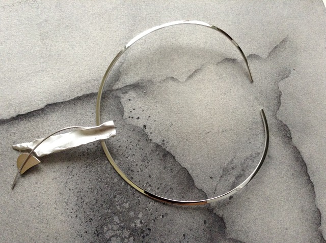 Neck jewellery by Elisabeth Soppelsa - Sterling Silver & 18K Gold