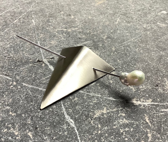 Brooch by Elisabeth Soppelsa - Sterling Silver, Baroque Pearl
