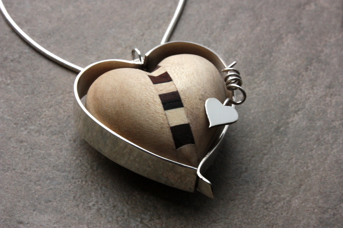 Neck jewellery by Elisabeth Soppelsa - Sterling Silver and Wood