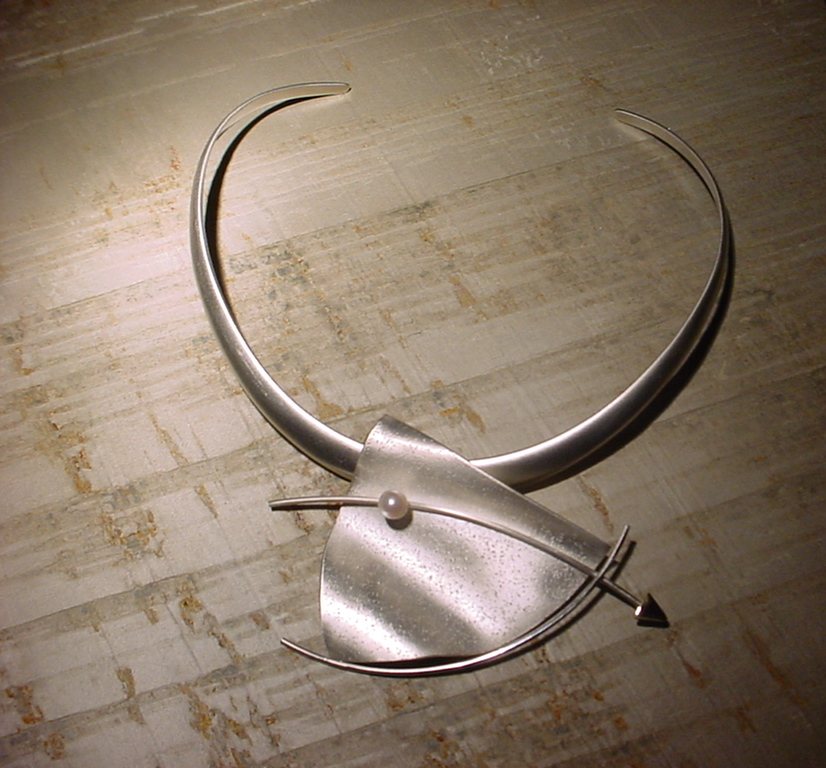 Neck jewellery by Elisabeth Soppelsa - Sterling Silver, 14 K Gold and Pearl