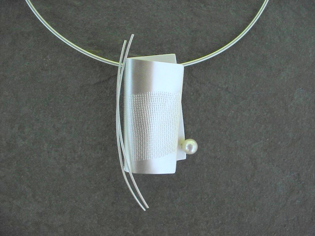 Neck jewellery by Elisabeth Soppelsa - Sterling Silver and Pearl