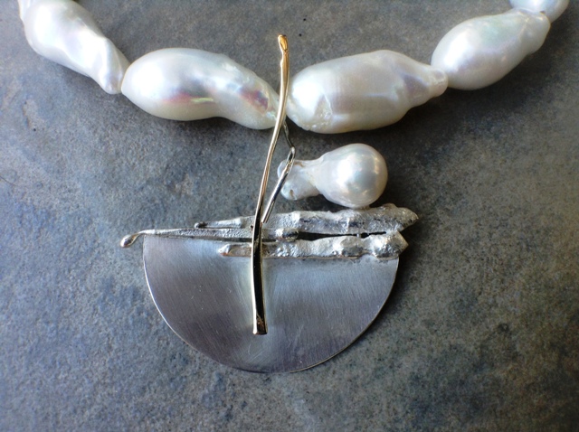 Neck jewellery by Elisabeth Soppelsa - Sterling Silver, 14 K Gold and Pearls