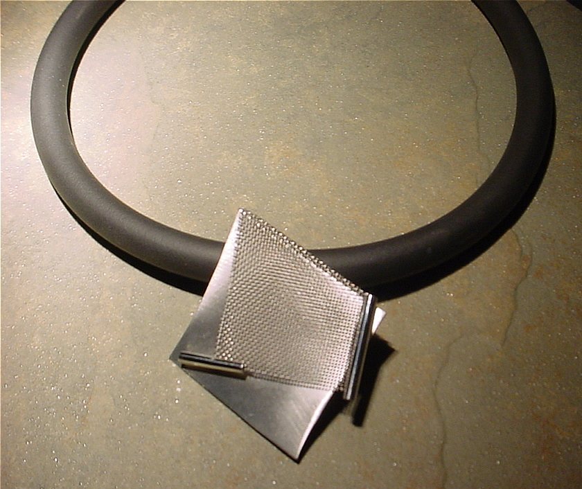 Neck jewellery by Elisabeth Soppelsa - Sterling Silver, Steel and Rubber