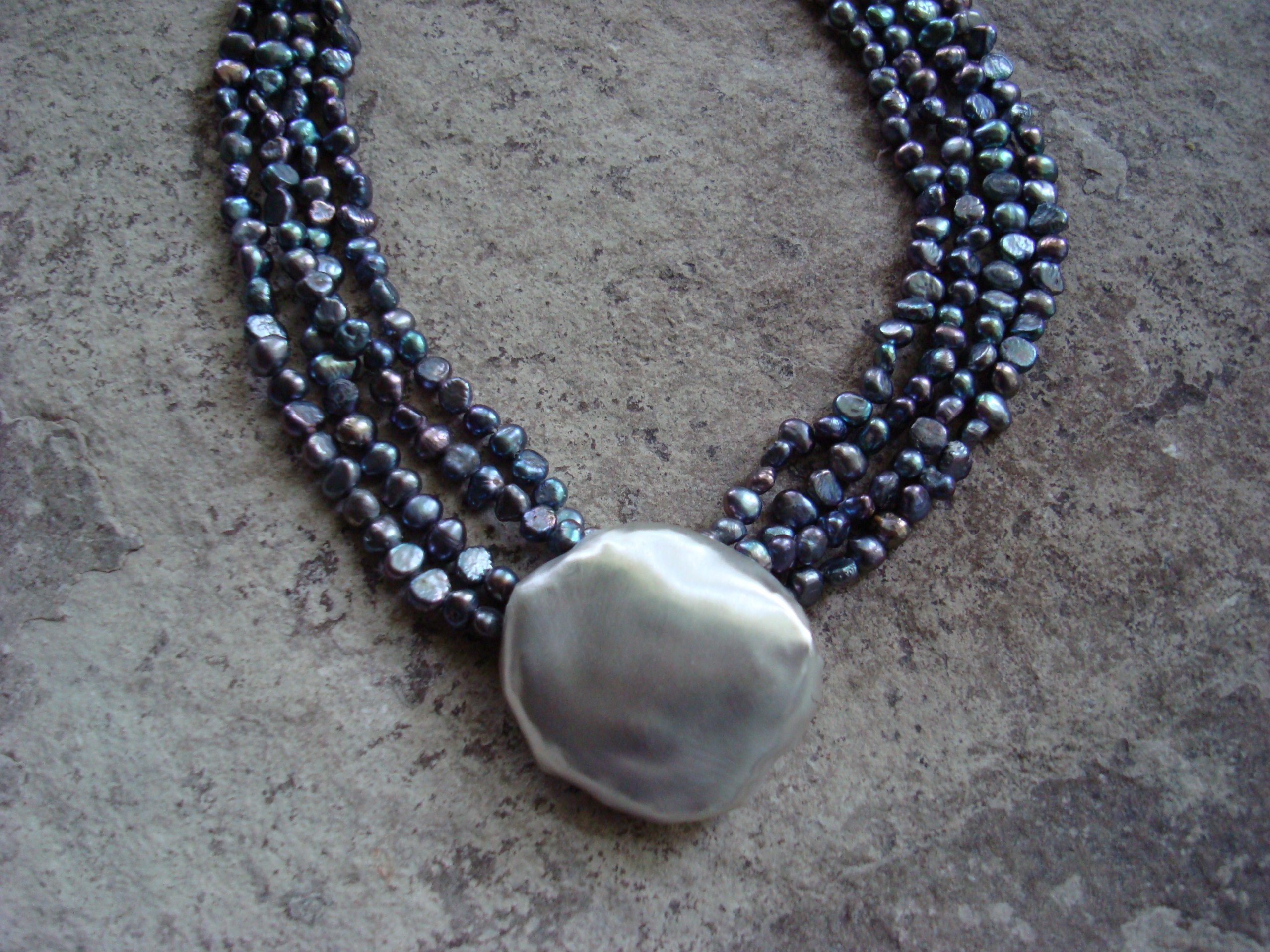 Neck jewellery by Elisabeth Soppelsa - Fine Silver & Pearls