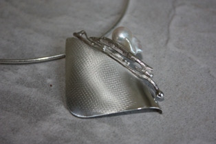 Neck jewellery by Elisabeth Soppelsa - Sterling Silver and Pearl