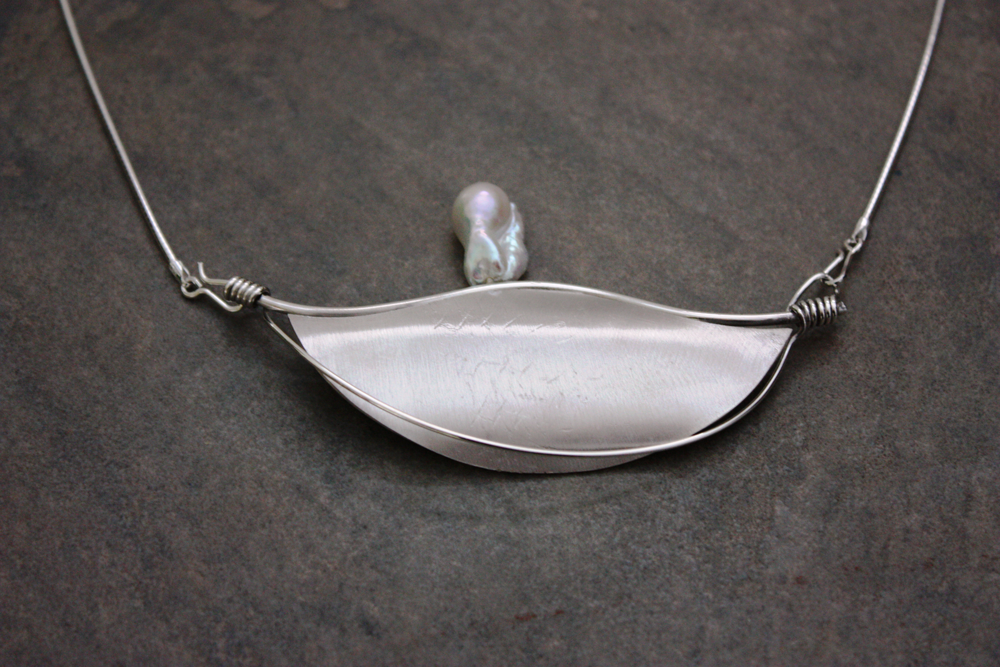Neck jewellery by Elisabeth Soppelsa - Sterling Silver and Pearl
