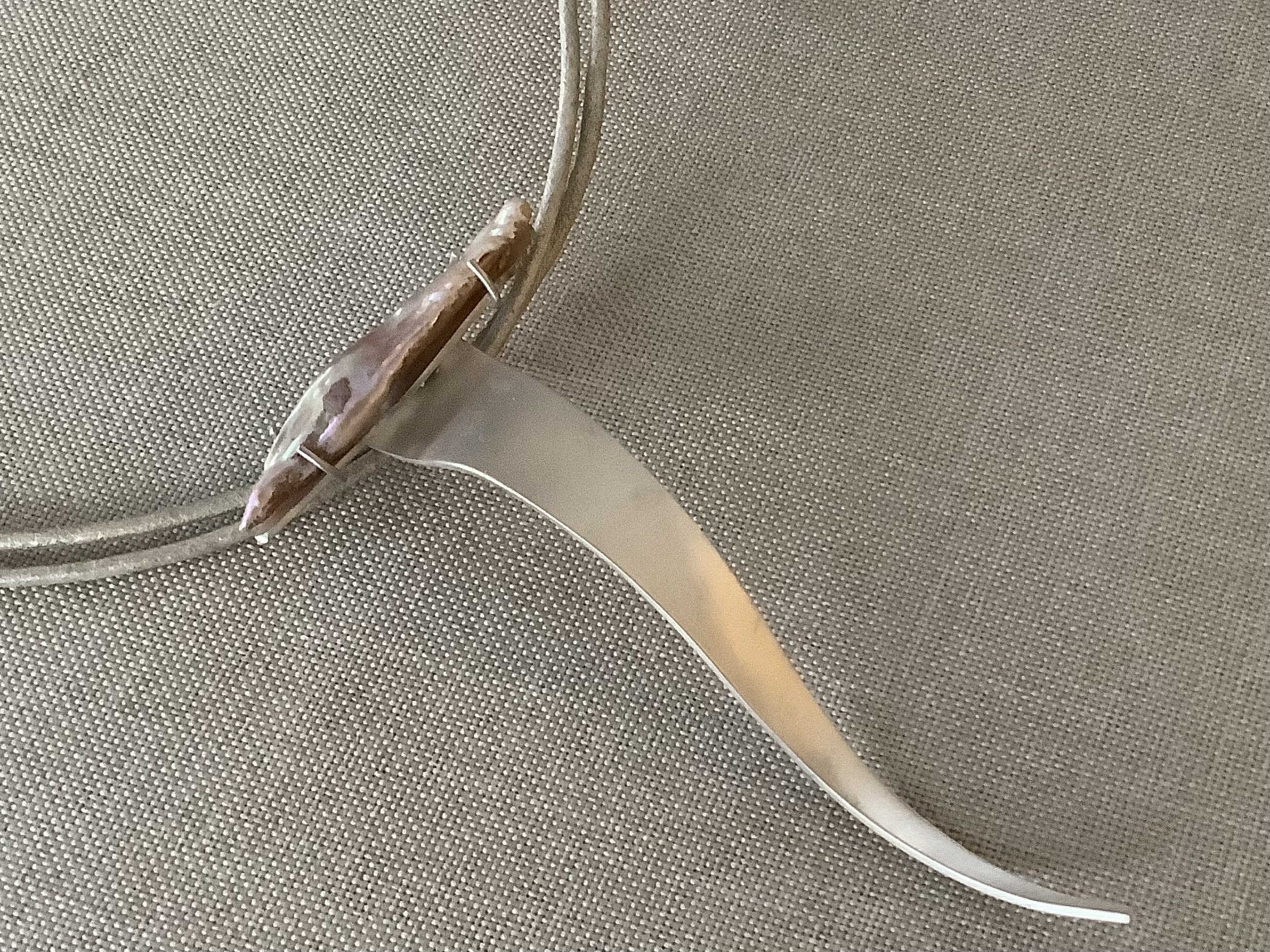 Neck jewellery by Elisabeth Soppelsa - Sterling Silver, Baroque Pearl