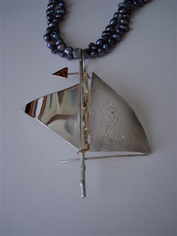 Neck jewellery by Elisabeth Soppelsa - Sterling Silver, 14 K Gold and Grey Pearls