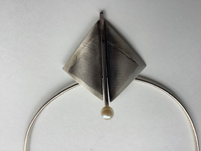 Neck jewellery by Elisabeth Soppelsa - Sterling Silver, Pearl