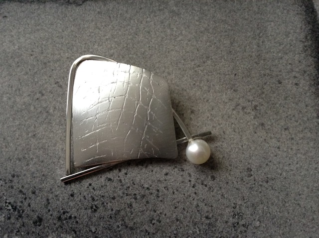 Brooch by Elisabeth Soppelsa - Sterling Silver & Pearl