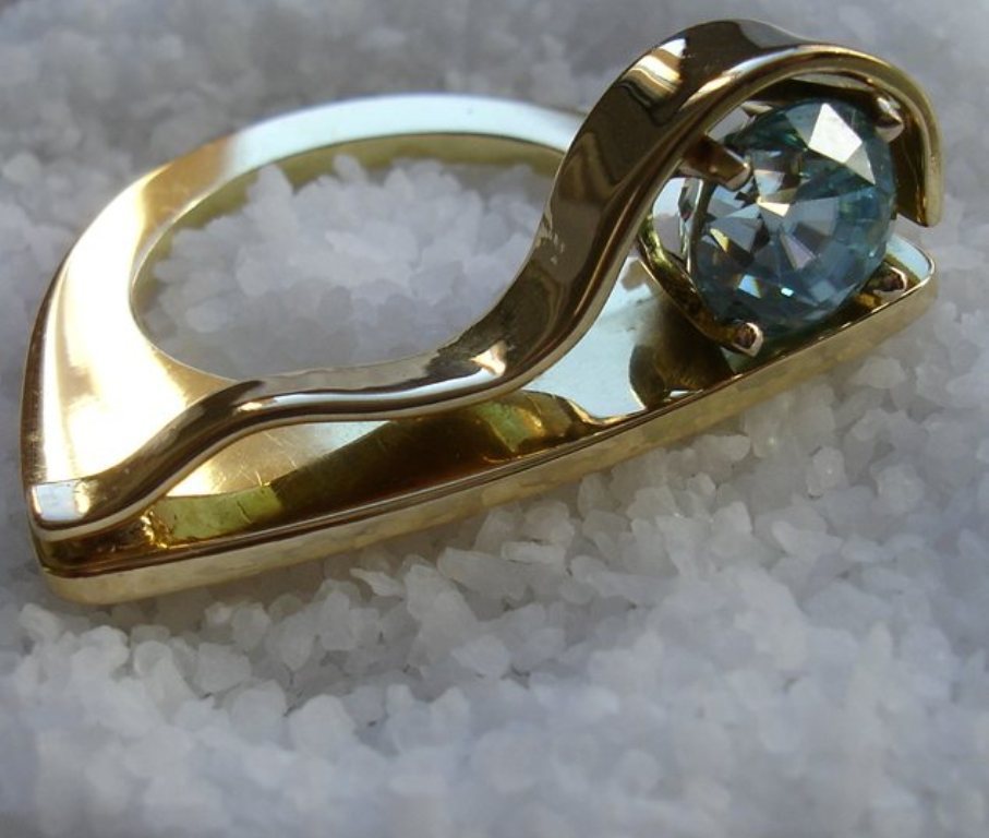 Ring by Elisabeth Soppelsa - Ring 18 K Gold and Blue Topaz