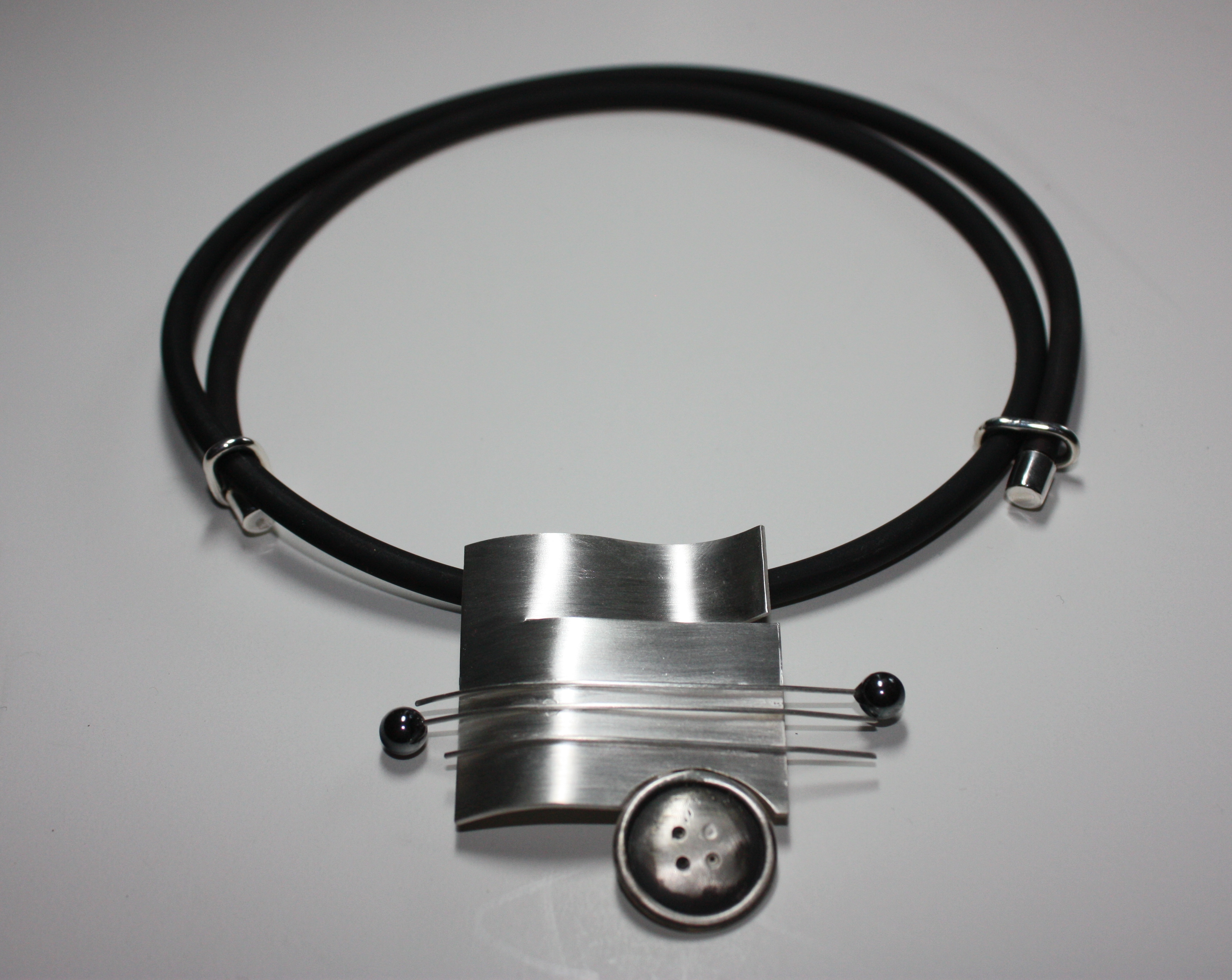 Neck jewellery by Elisabeth Soppelsa - Sterling Silver, Onyx and Rubber