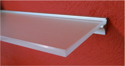 Wandregal aus Wandschiene mit satiniertem Weissglas