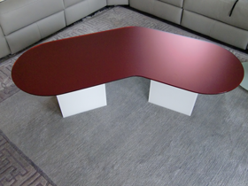 Couchtisch aus Satin-Glasplatte rot und Glasunterbau aus Satinatoglas weiss, UV-verklebt