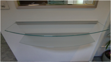 Wandregal aus Wandschiene mit Klarglas und satiniertem Weissglas