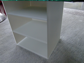 Kleinregal aus Satinatoglas weiss, UV-verklebt
