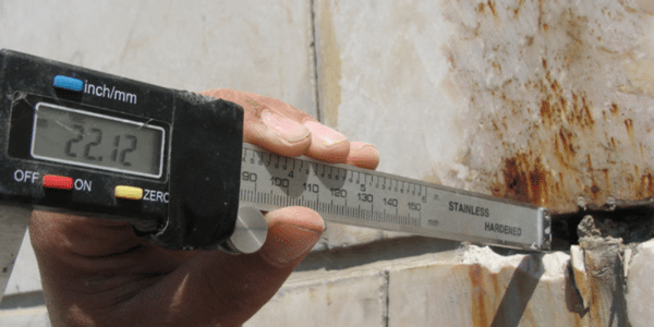 בדיקת כשלים בחיפוי מבנים בעת נפילת אריחים מבניין