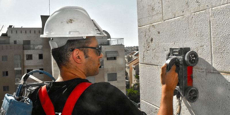 בדיקת כשלים בחיפוי מבנים בעת נפילת אריחים מבניין