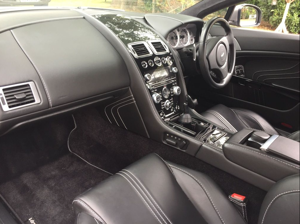 Aston Martin V8 Vantage 4