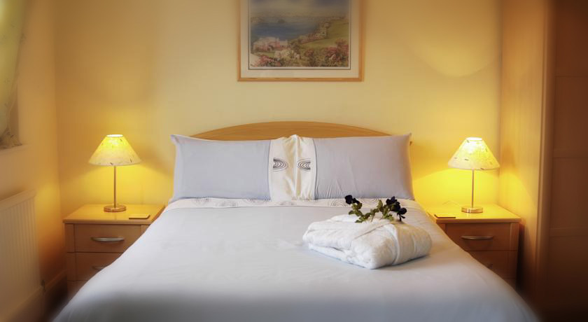 The Long Range Hotel Bedroo