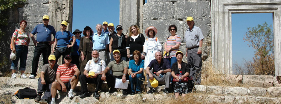 קבוצת מטיילים בבית כנסת עתיק