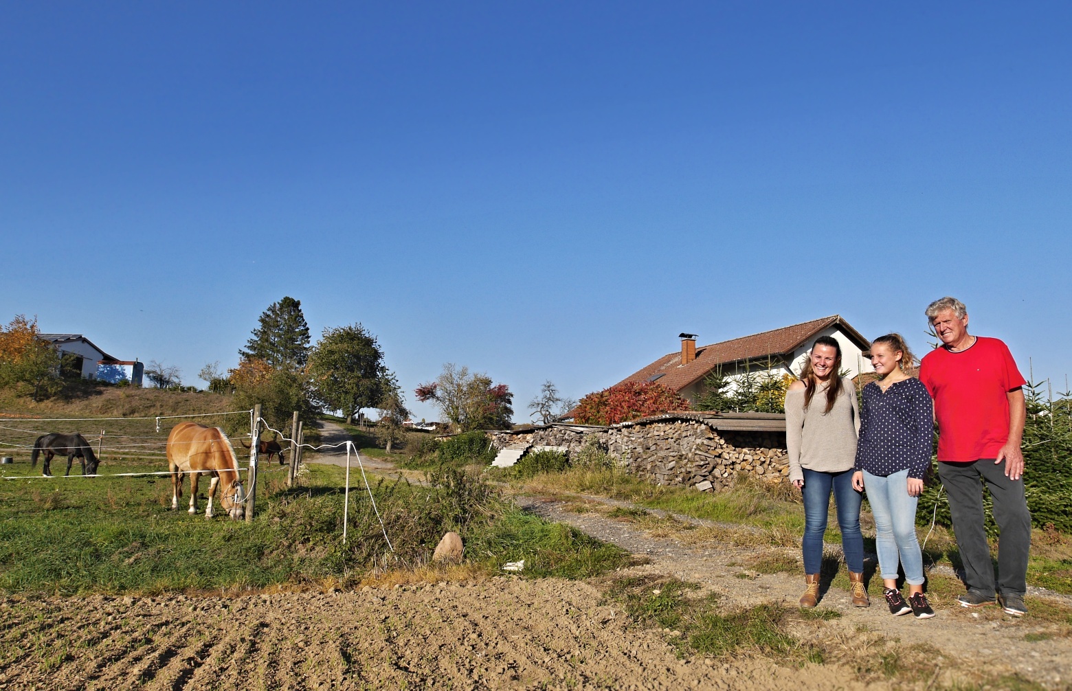 Familie Heiß vor dem Hof in Reichartshausen
