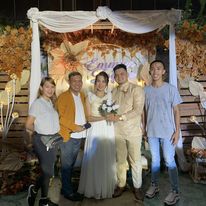 Model wearing plain black basic tee.