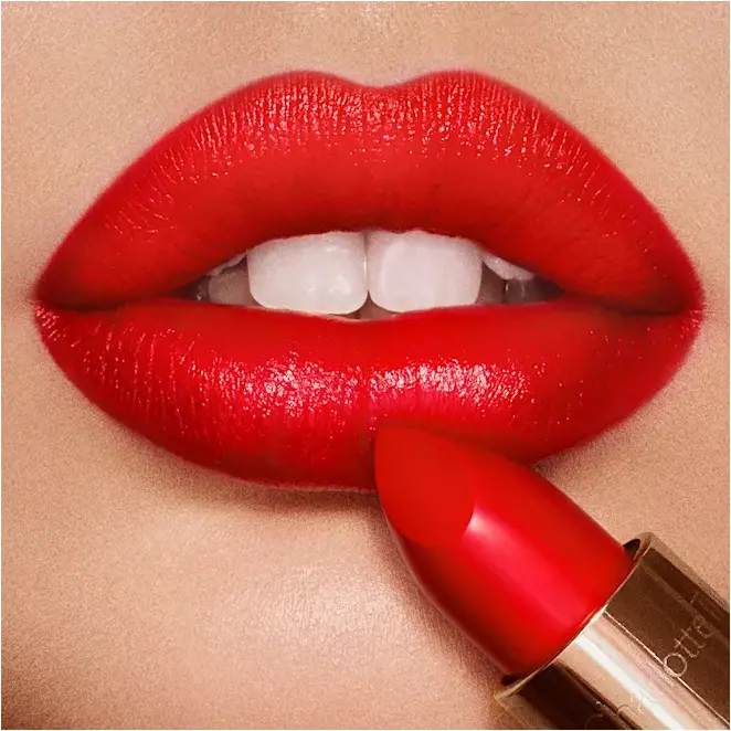 Close-up sur des lèvres sublimées par le rouge à lèvres Kissing de Charlotte Tilbury, teinte Love Bite