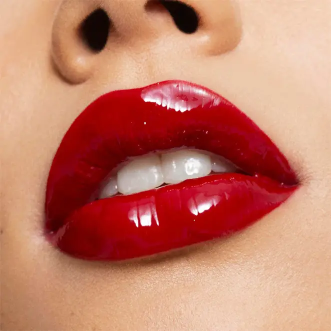 Close-up sur des lèvres sublimées par le rouge à lèvres High Gloss de Kylie Cosmetics, teinte Mary Jo K