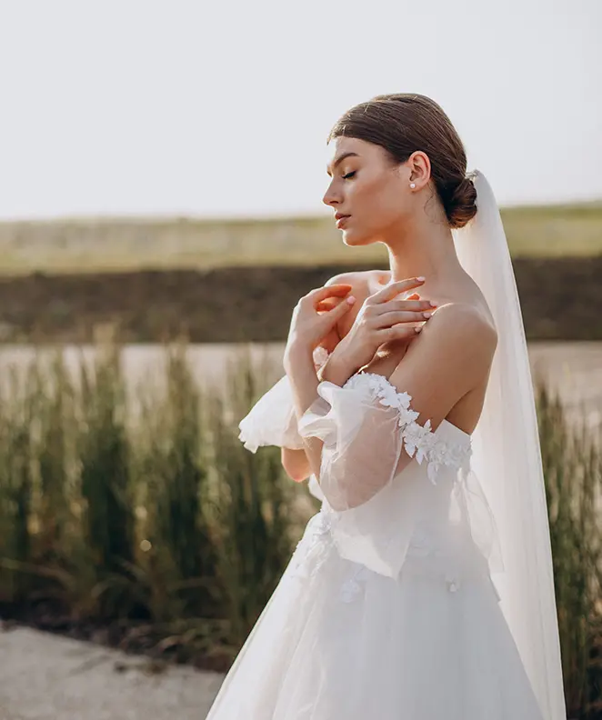Coiffure de mariée avec chignon bas classique et voile long.