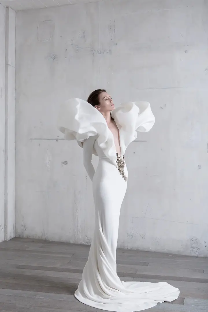 Un mannequin portant une robe de Stéphane Rolland.