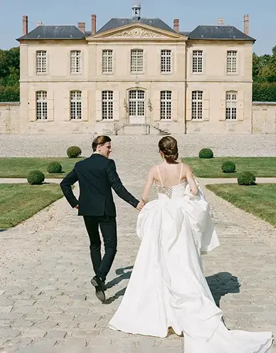 Couple devant le Château de Villette.