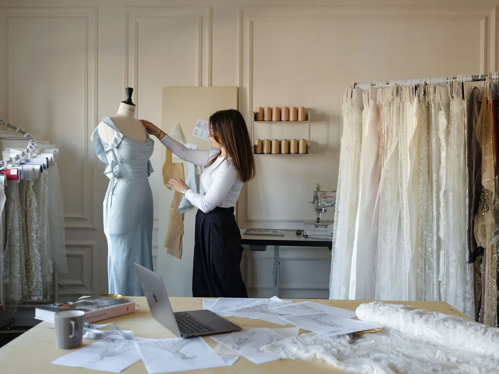 Ilona Shramko travaille sur une silhouette dans son atelier.