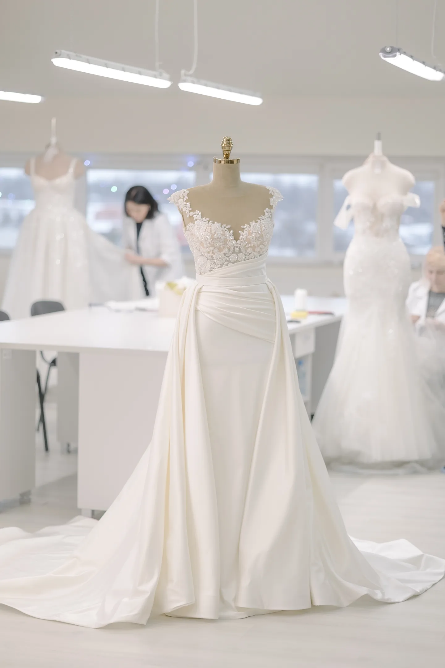 Robe de mariée WONÁ en cours de création dans l’atelier.