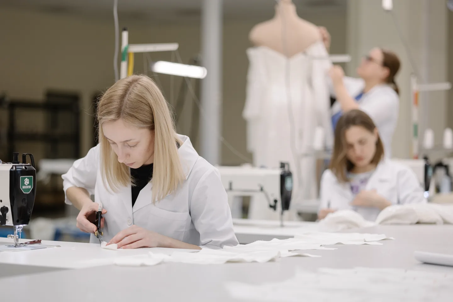 L’équipe WONÁ confectionne des robes dans l’atelier.