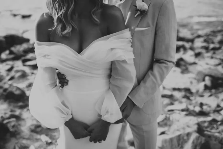 L&rsquo;image en noir et blanc capture un gros plan d&rsquo;une mariée et d&rsquo;un marié le jour de leur mariage.