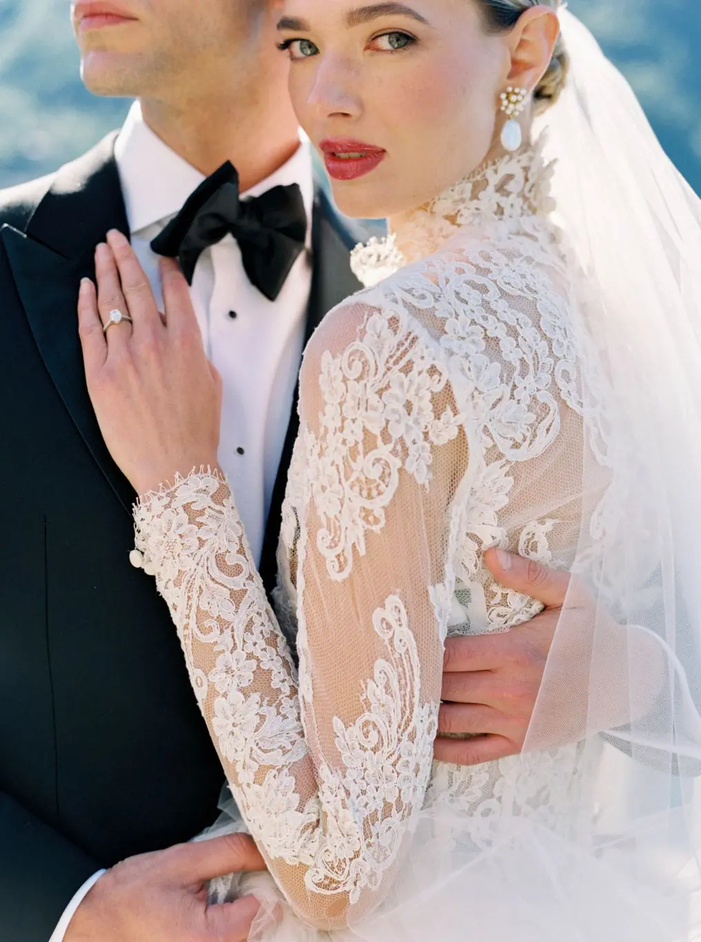 Couple marié élégant posant ensemble, habillé avec raffinement lors de leur mariage.