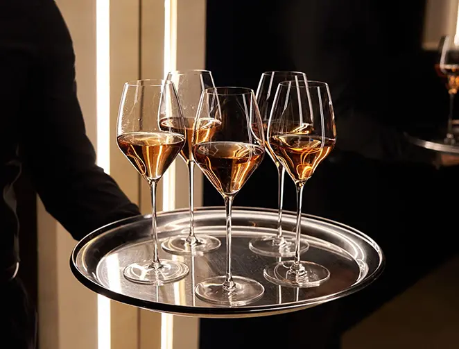 Coupes de champagne Dom Pérignon servies sur un plateau argenté.