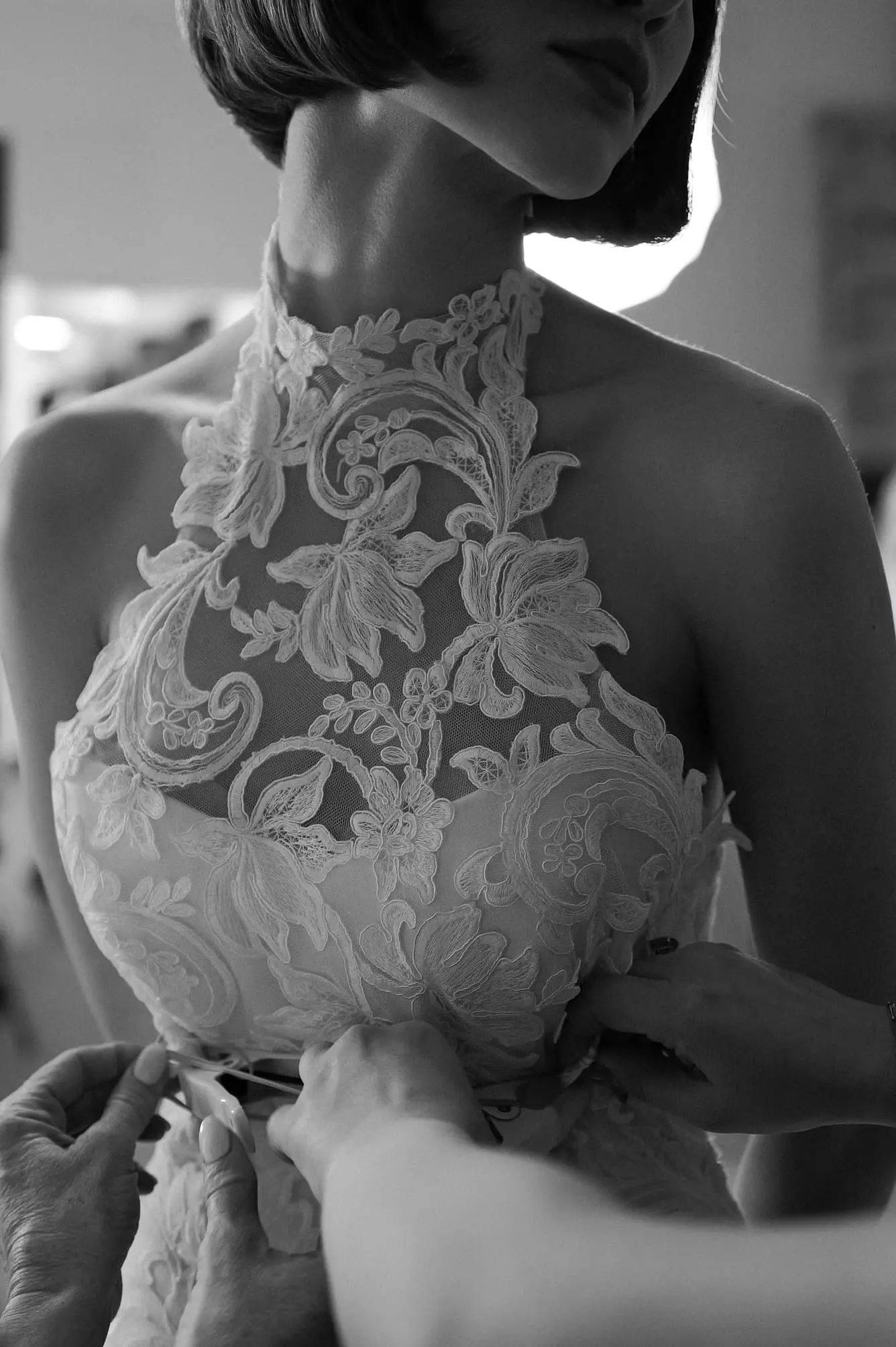 Gros plan sur un mannequin portant une robe de mariée dans l’atelier d’Anne Barge.