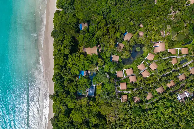 Vue aérienne de la côte tropicale des Andamans bordée d’eaux turquoise.