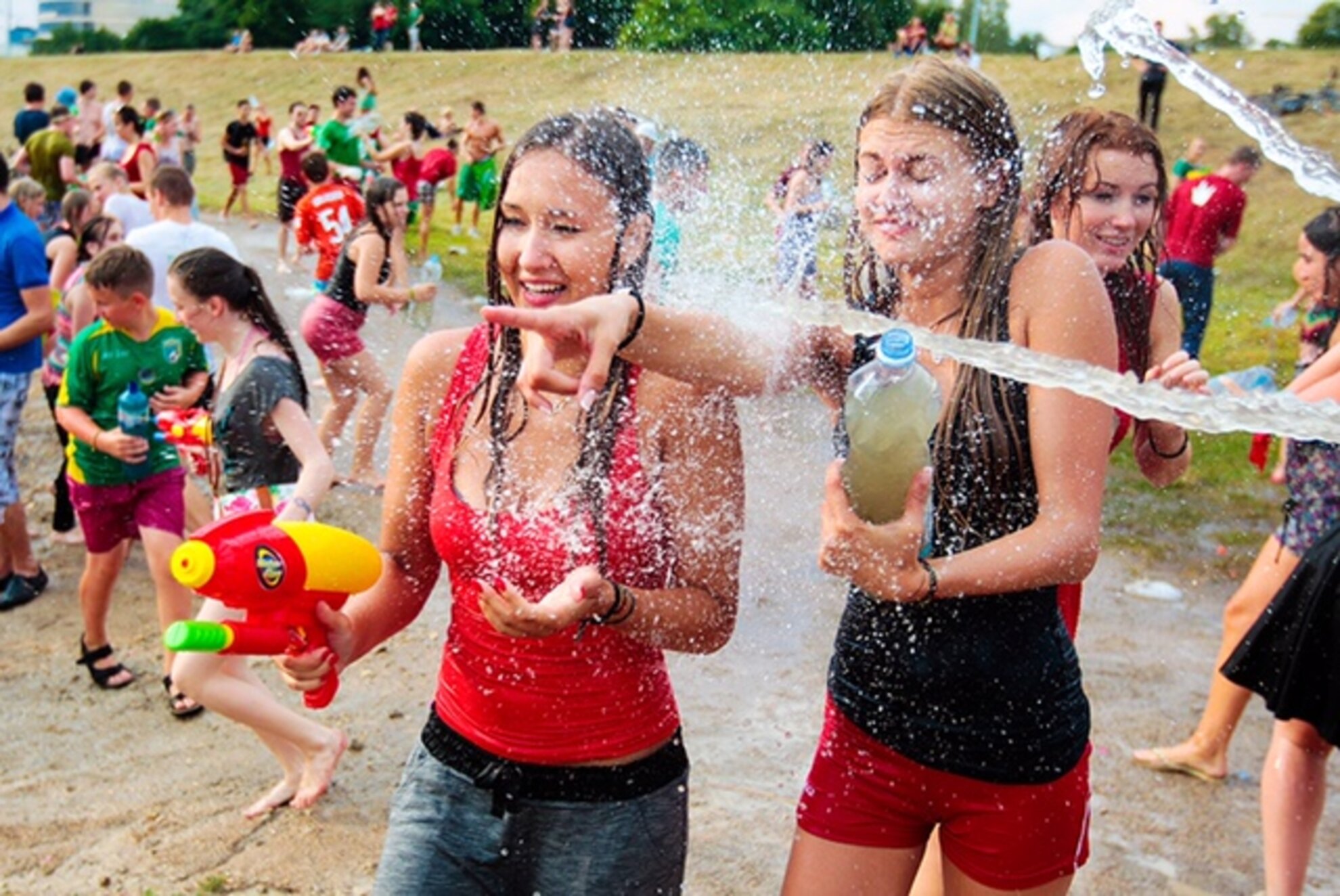 Water party. Флэшмоб водная битва. Поливальный понедельник. Водная битва на пляже. Веселое веселье.