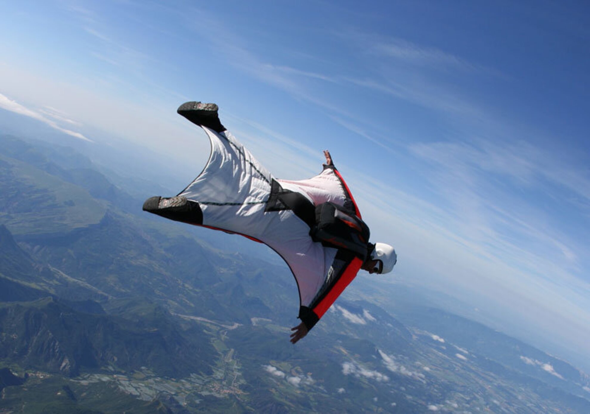 Flying me. Вингсьют 3в. Вингсьют и парашют. Вингсьют полет. Вингсьют парашютный спорт.