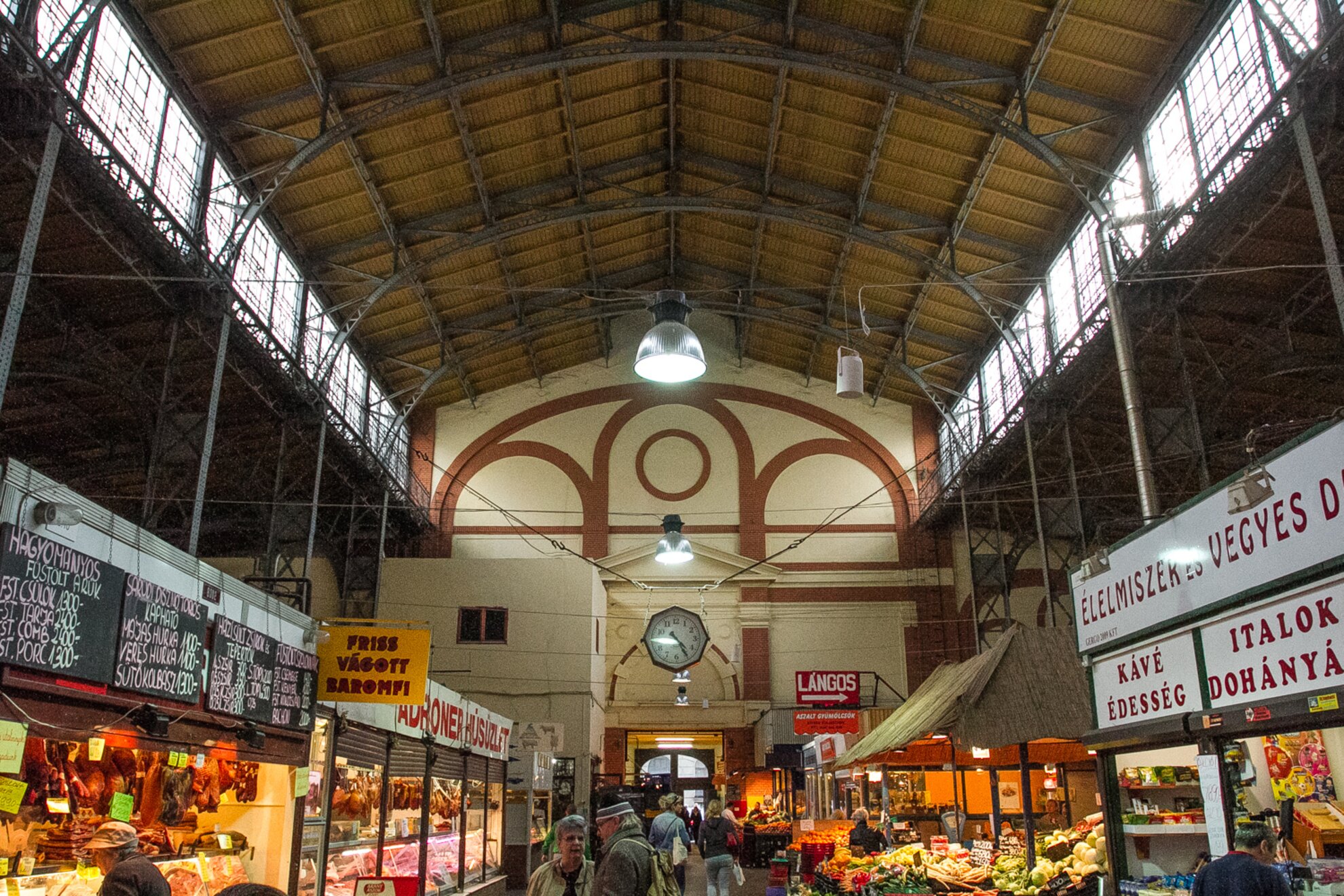 Hunyadi tér market regains its old glory after a major refurb