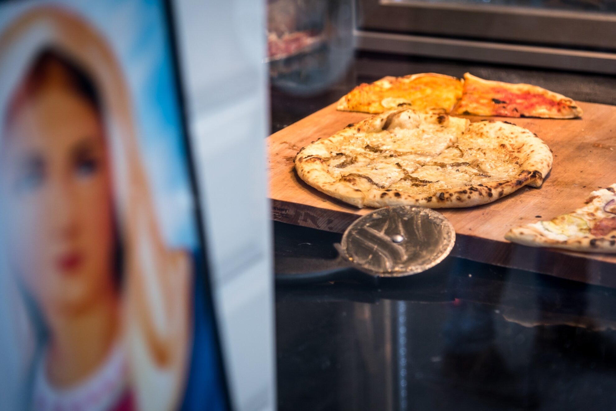 Yes, IGEN serves authentic Neapolitan pizza in central Budapest