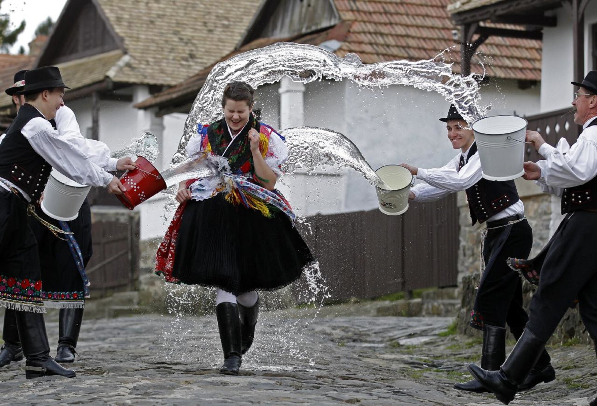 Традиции в европе в россии. Пасхальный фестиваль в холлокё. Холлокё Венгрия национальный костюм. Национальные праздники Венгрии.