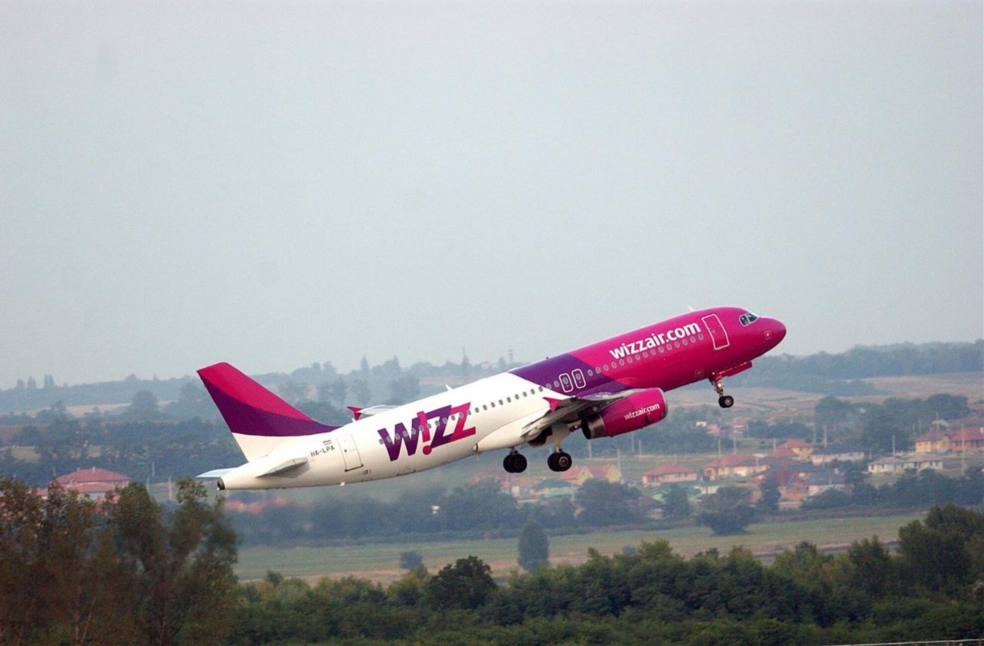 Wizz ереван. Венгерская авиакомпания Wizzair. Авиакомпания Wizz Air полет. Самолет Wizz Air 1 класс. Wizz Air a321neo.