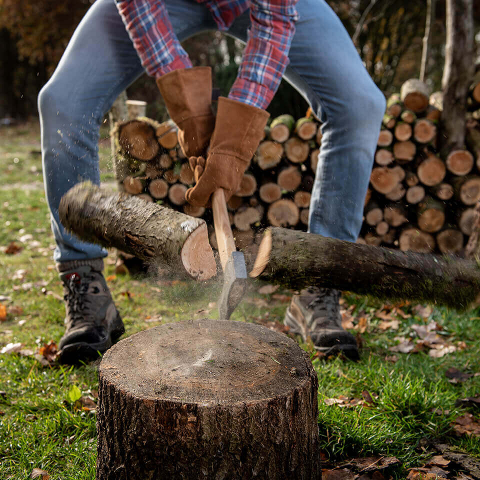 Weltevree-gloves-chopping-wood